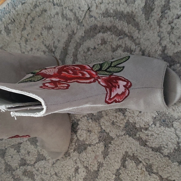 Open toe booties - Picture 3 of 6